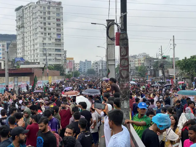 বিক্ষোভকারী শিক্ষার্থীরা রামপুরা ব্রিজ অবরোধ করেছে