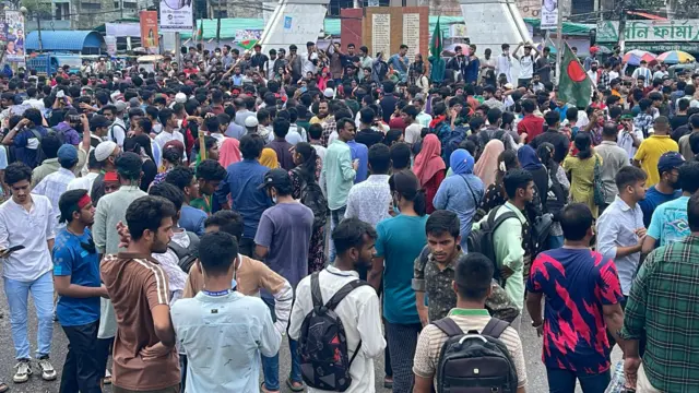 নারায়ণগঞ্জের চাষাড়া মোড় অবরোধ করে শিক্ষার্থীদের বিক্ষোভ
