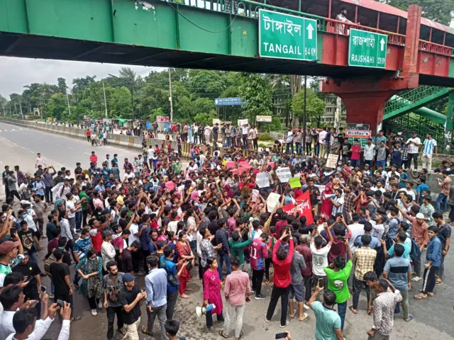ঢাকা-আরিচা মহাসড়ক অবরোধ বন্ধ করেছেন জাবি শিক্ষার্থীরা