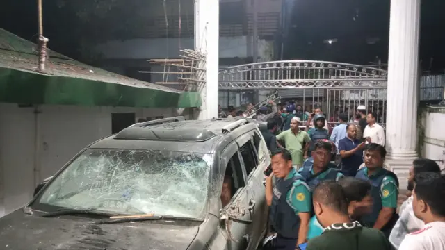 শিক্ষামন্ত্রীর বাসায় গাড়ীতে আগুন