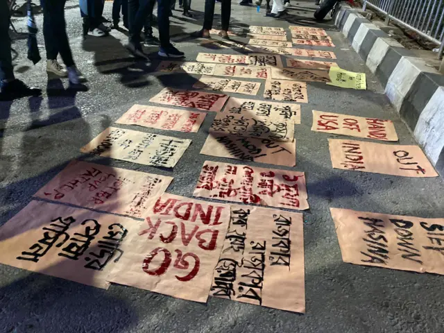 শাহবাগে শ'খানেক আন্দোলনকারীর অবস্থান