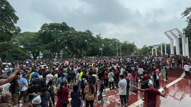 শহীদ মিনারে সমবেত বিক্ষোভকারীদের একাংশ।