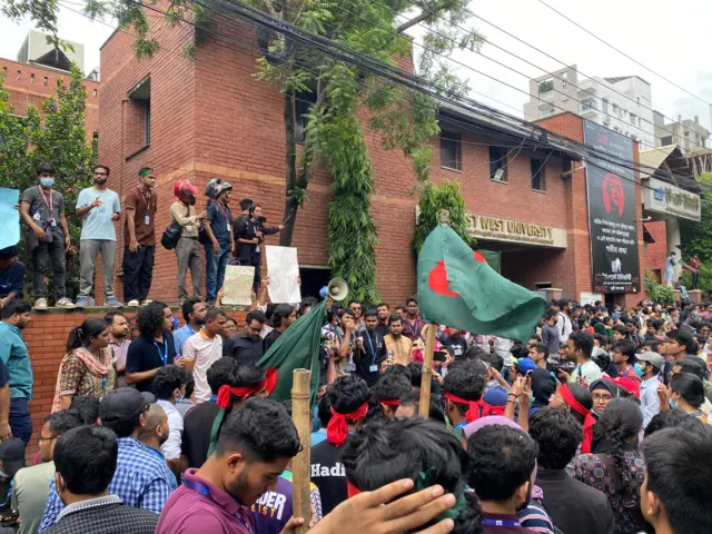 ইস্ট-ওয়েস্ট বিশ্ববিদ্যালয়ের সামনে জড়ো হয়েছেন শিক্ষার্থীরা।