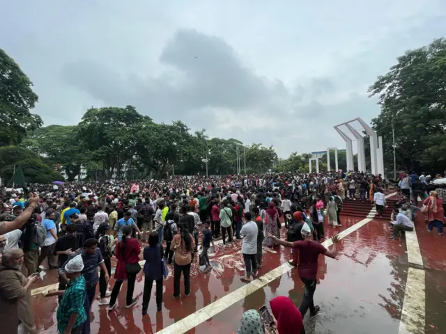 শহীদ মিনারের সামনে