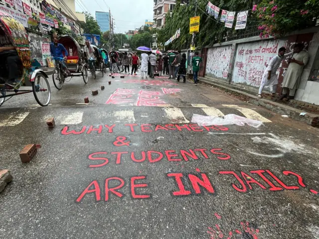 রাজধানীর সড়কে আঁকা গ্রাফিতি