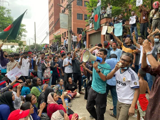 ইস্ট ওয়েস্ট ইউনিভার্সিটির সামনে শিক্ষার্থীদের বিক্ষোভ