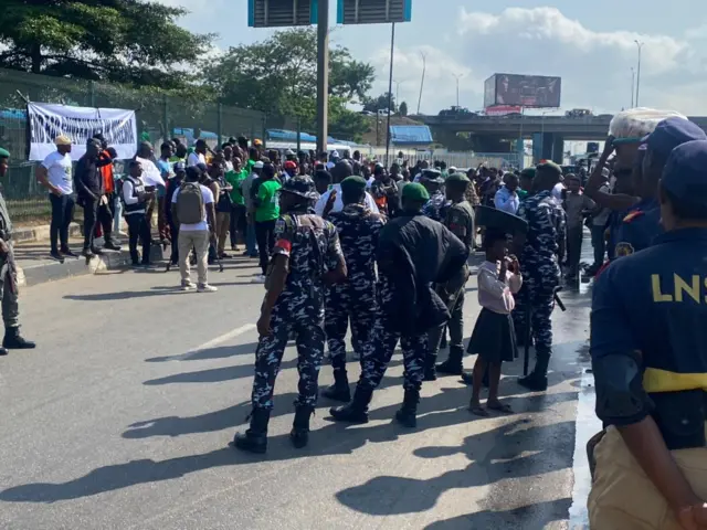 Ndị ọrụ nchekwa na ndị na-eme ngagharịiwe