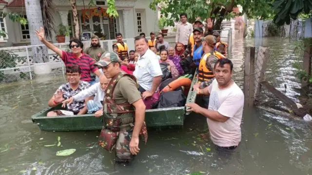 गुजरात में कच्छमें बाढ़ में फंसे लोगों को बचाते सैनिक