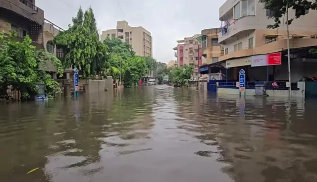 भारी बारिश के दौरान अहमदाबाद में ऐसे दृश्य आम हैं