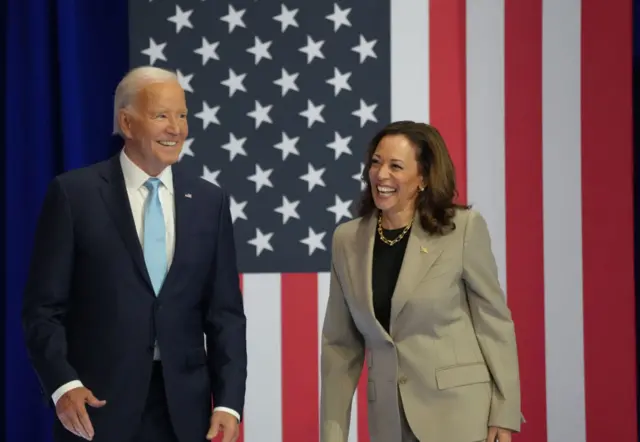 Madaxweyne Biden iyo kuxigeenkiisa Kamala Harris oo markii koobaad masrax kasoo wada muuqday kadib markii Biden uu sheegay in uusan doorashada u tartamayn. Agoosto 15, 2024