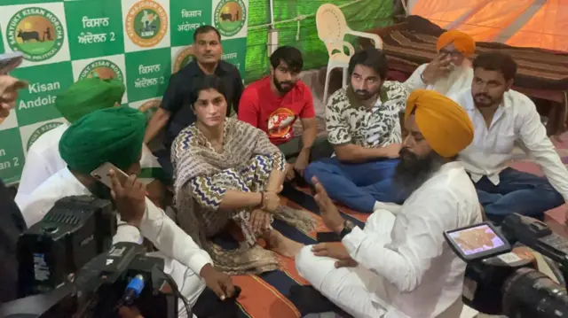 शंभू बॉर्डर पर किसानों के साथ विनेश फोगाट