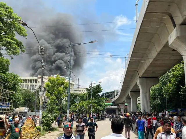 বিএসএমএমইউর ভেতর থেকে ধোঁয়ার বড় কুণ্ডলী