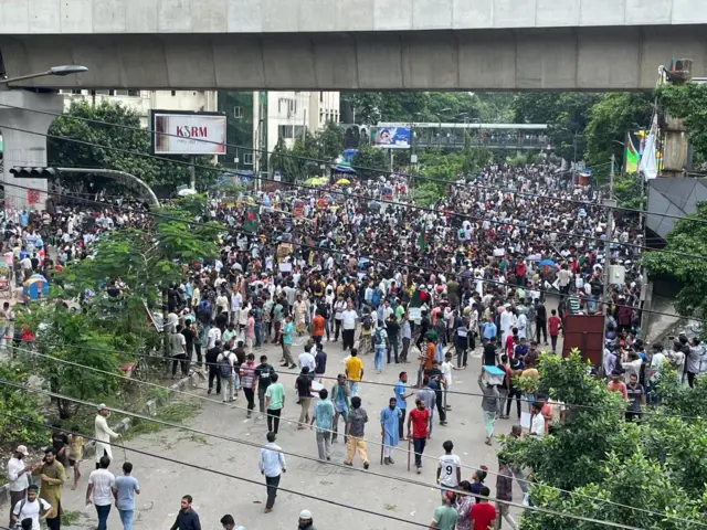 রোববার দুপুরে ঢাকার শাহবাগ