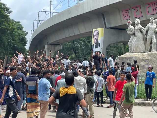 টিএসসিতে জড়ো হওয়া আন্দোলনকারীরা