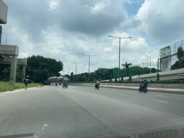 ফাঁকা এয়ারপোর্ট রোড