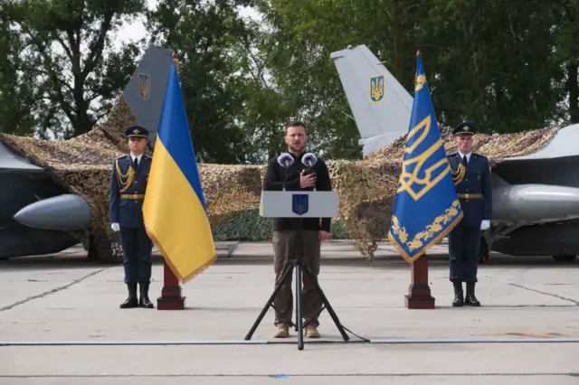 Зеленский на фоне истребителей F-16