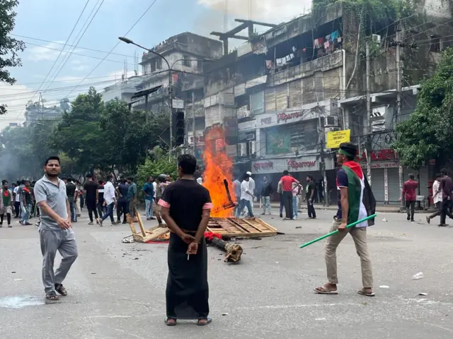 সড়কে আগুন
