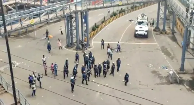 সিলেটে আন্দোলনকারীদের ছত্রভঙ্গ করার চেষ্টা করছে পুলিশ