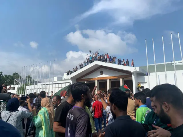 উচ্ছ্বসিত আন্দোলনকারীরা