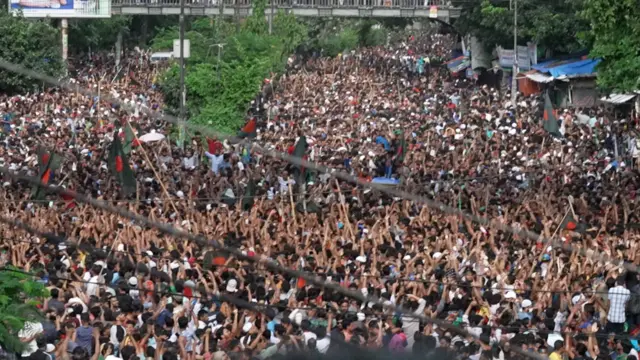 শেখ হাসিনার পদত্যাগের দাবিতে সকালে শাহবাগে বিপুল সংখ্যক আন্দোলনকারীর অবস্থান