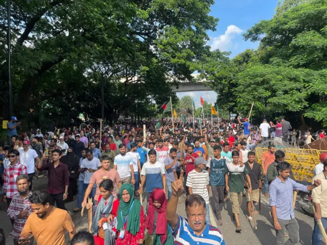 উচ্ছ্বসিত আন্দোলনকারীরা