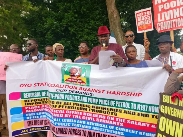Protesters gather for di entrance of University of Ibadan, Oyo State