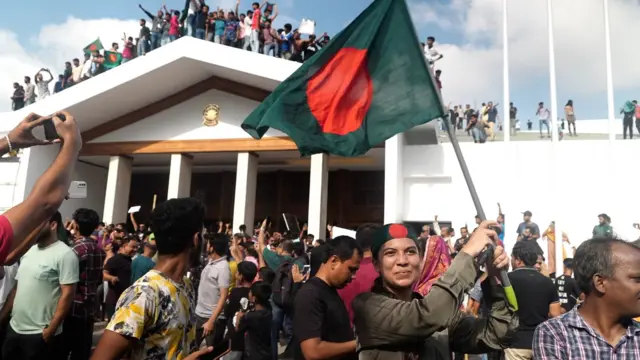 প্রধানমন্ত্রী কার্যালয়ে উচ্ছ্বসিত আন্দোলনকারীরা