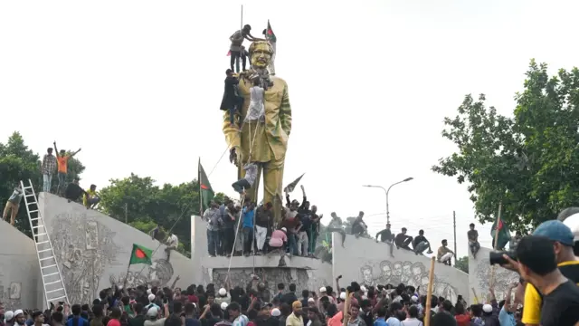 ঢাকার বিজয় সরণি মোড়ে শেখ মুজিবুর রহমানের ভাস্কর্য ভাঙার চেষ্টা করেন অনেকে