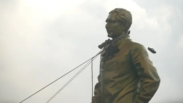 শেখ মুজিবুর রহমানের ভাস্কর্য ভাঙার চেষ্টা