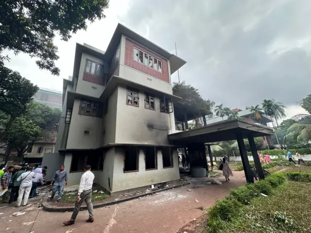 ধানমন্ডির ৩২ নম্বরে বঙ্গবন্ধুর বাড়িতে হামলা চালানো হয়েছে