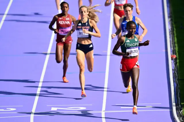 Fageenya 1500m abbaa rikardii addunyaa kan taate atileetii Keeniyaa Feeyiz Kipyegoonidha