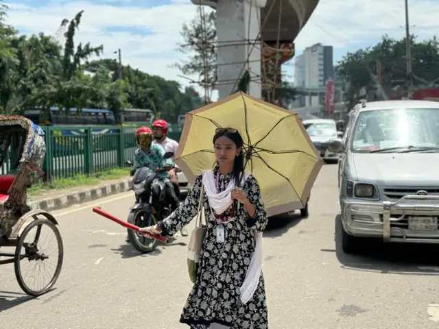ট্রাফিক নিয়ন্ত্রণ করছেন শিক্ষার্থীরা