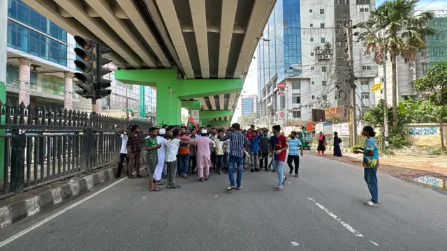 ট্রাফিক নিয়ন্ত্রণ করছেন শিক্ষার্থীরা