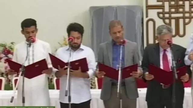 শপথ নেয়ার সময়ে উপদেষ্টাদের একাংশ