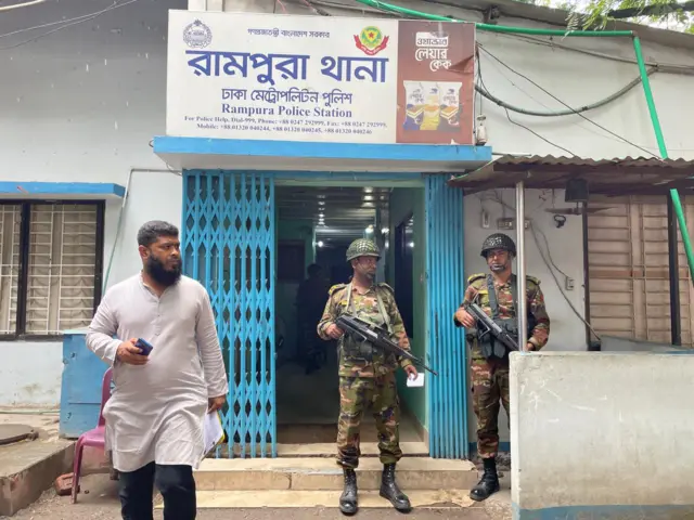 রামপুরা পুলিশ স্টেশনে সেনাবাহিনীর অবস্থান।
