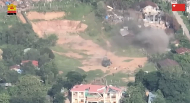 ပစ္စည်းတင်နေချိန် ဒရုန်းဗုံးချခံရတဲ့ စစ်ရဟတ်ယာဉ်