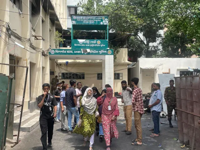 খিলগাও থানায় স্থানীয়দের সহযোগিতা করতে দেখা গেছে।