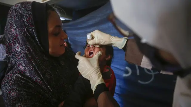 पोलिया की खुराक पीता हुआ बच्चा