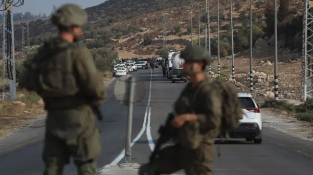 घटनास्थल के पास खड़े इसराइल सेना के सैनिक