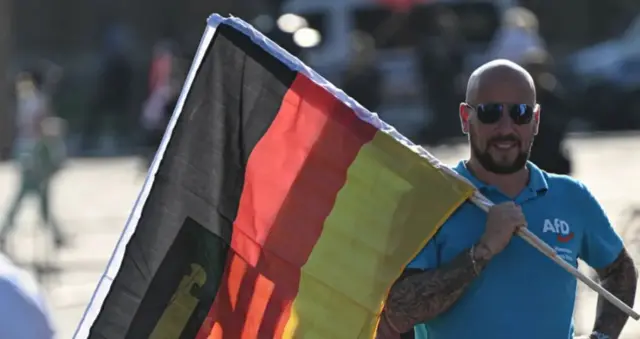 Wani mai goyon bayan jam'iyyar AFD ta Jamus ɗauke da tuta