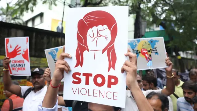 कोलकाता में प्रदर्शन करते लोग