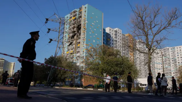 Полицейский на месте попадания дрона в жилой дом в Раменском 10 сентября 2024 года