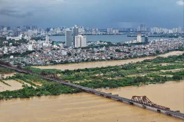 Nước lũ trên sông Hồng tại khu vực cầu Long Biên, Hà Nội vào trưa 10/9
