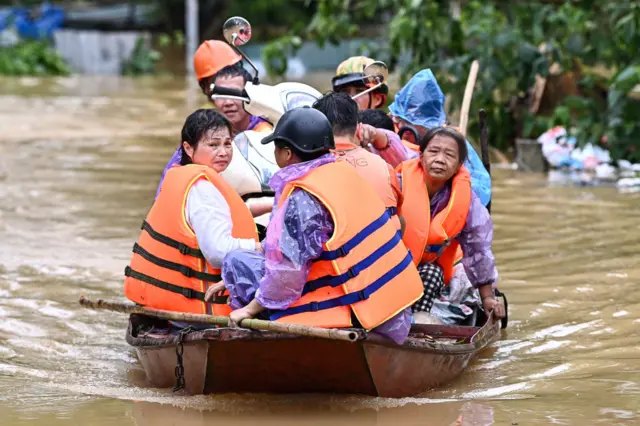 Sơ tán người do lũ tại Hà Nội vào sáng 10/9
