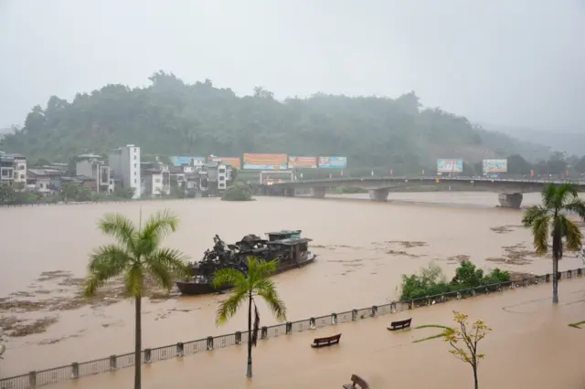 Nước trên sông Hồng dâng cao tại Lào Cai