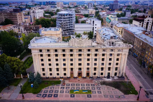 Разрушенное здание Харьковской областной государственной администрации