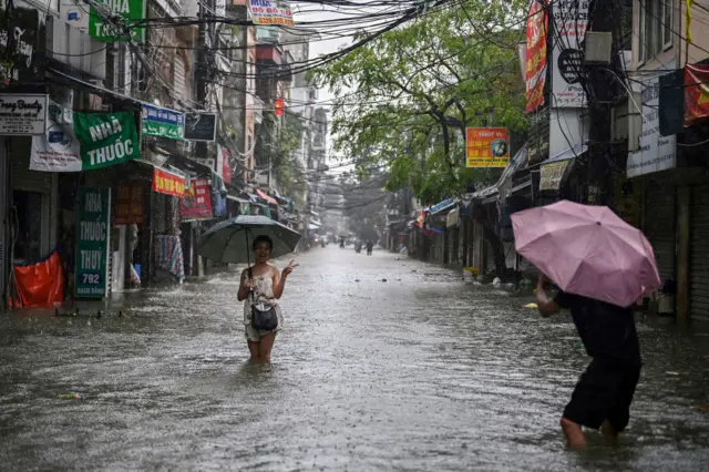 Một cô gái tạo dáng chụp hình trên phố Bạch Đằng ở Hà Nội vào ngày 11/9