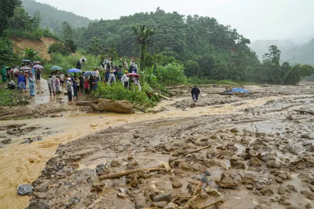 Tìm nạn nhân trong trận lũ quét tại Làng Nủ, Lào Cai