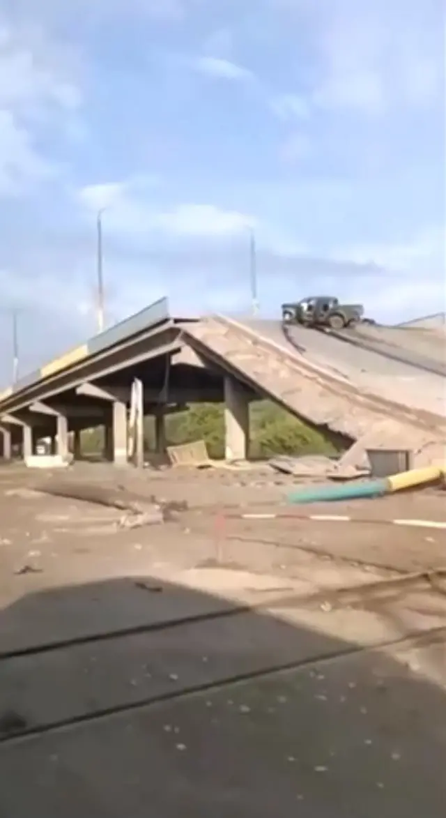 Поврежденная эстакада около Покровска