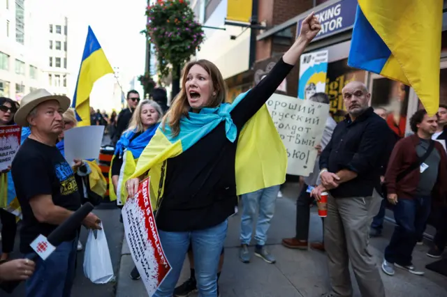 Акция протеста против показа ленты «Русские на войне» во время кинофестиваля в Торонто